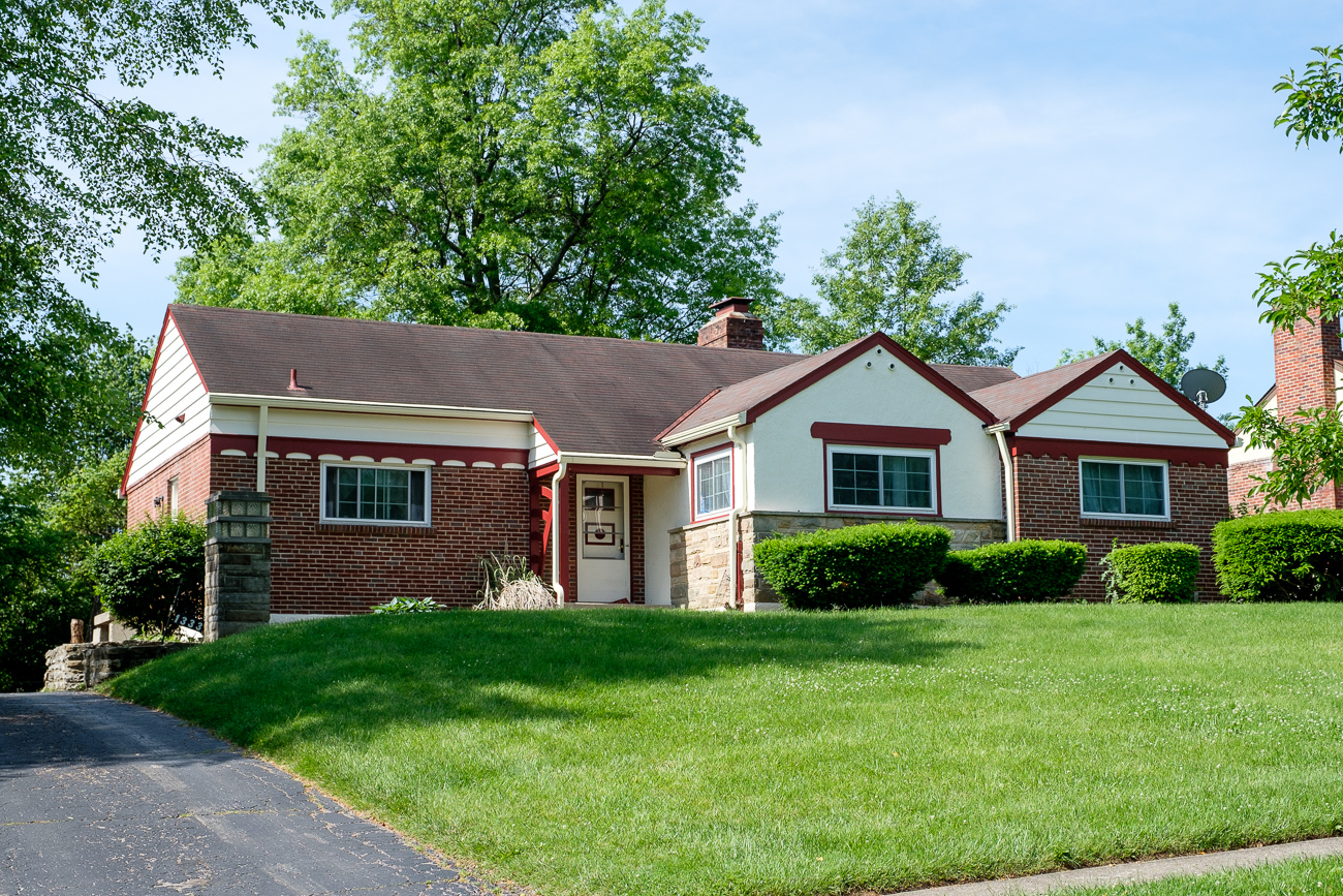A Sidewalk Tour of the Stunning Homes on Hollywood Avenue in College
