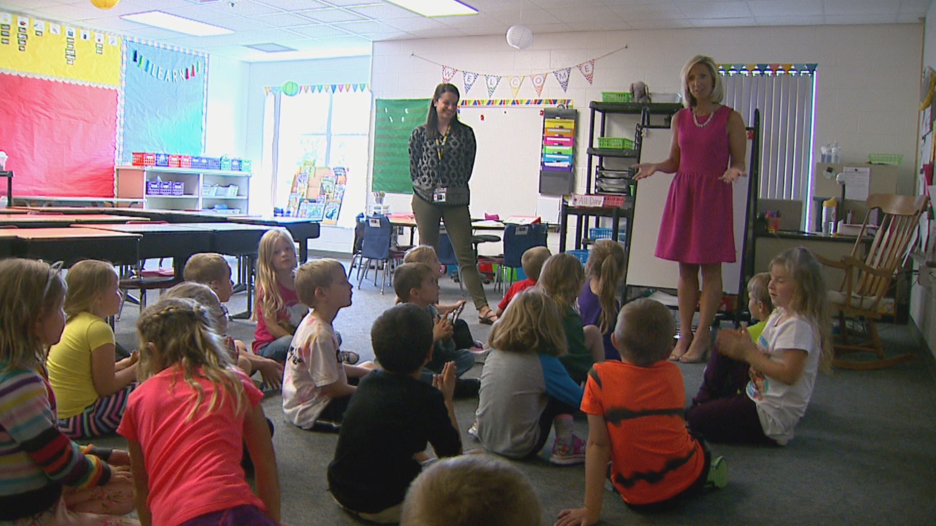 fox 11"s michelle melby visits heritage elementary school in de