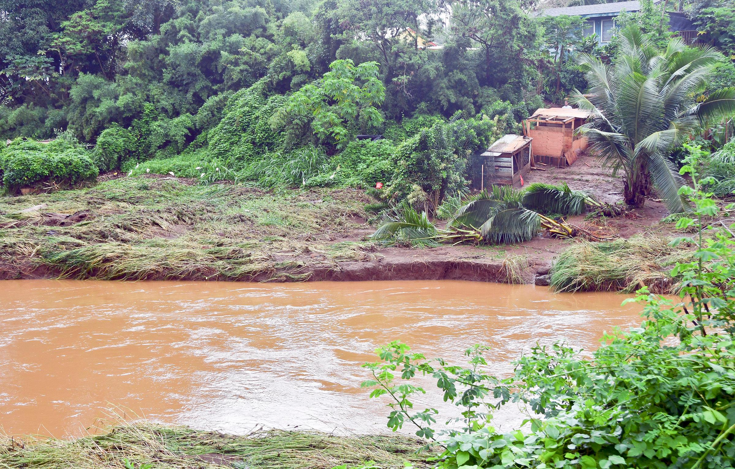 'A freaking mess' Heavy rains cause flooding on Hawaiian island of