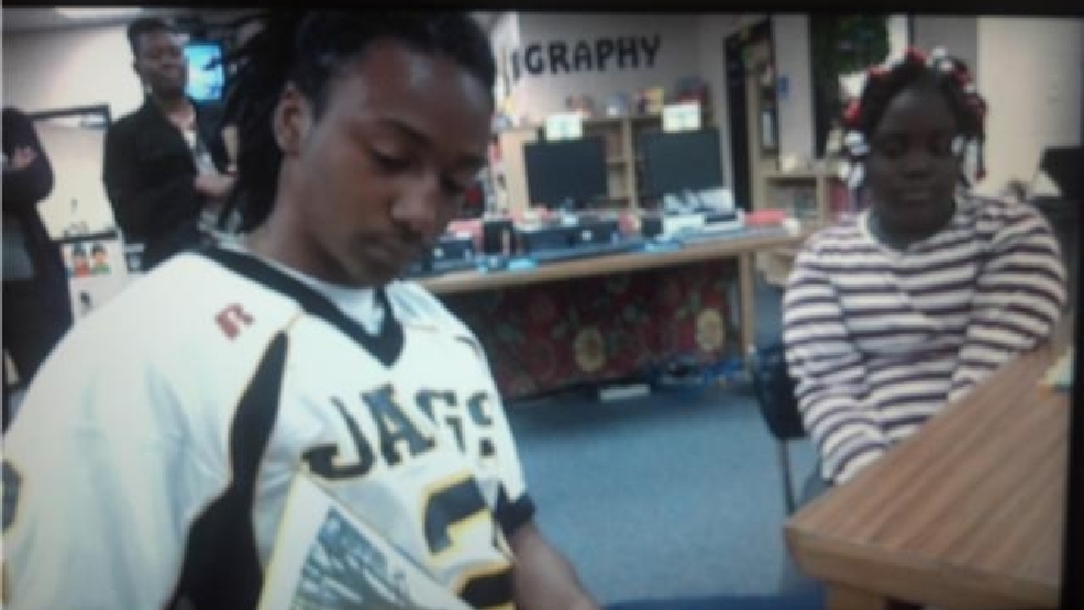 Kingstree football players give back WPDE