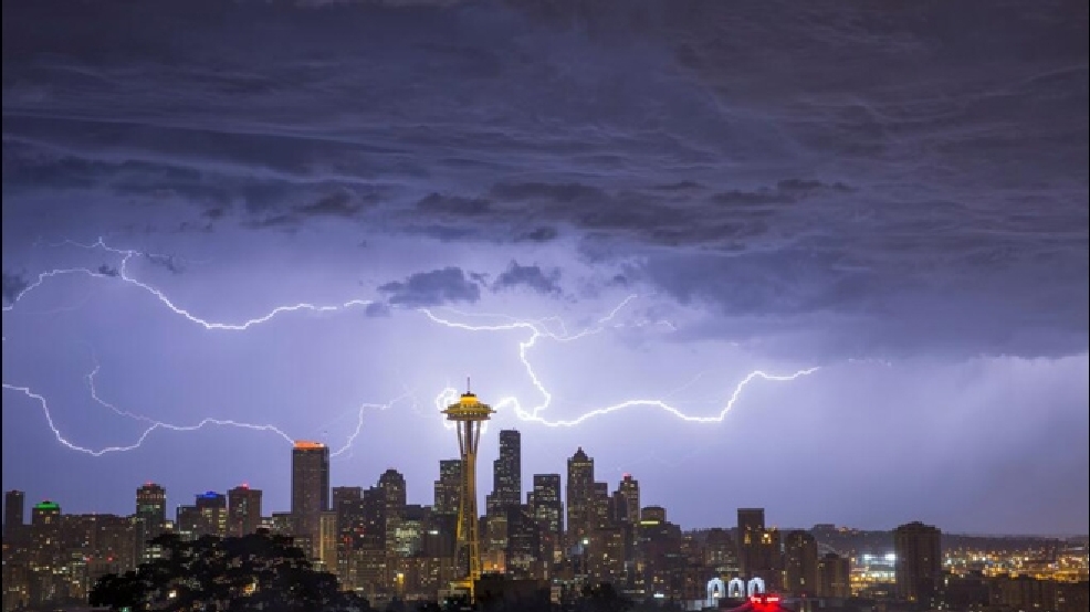 2013 weather review for Seattle Thunderstorms take center stage for